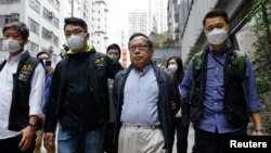 香港警察拘捕香港著名民主人士何俊仁。（2023年3月21日）