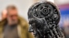 Metalna glava napravljena od motornih delova simbolizuje Veštačku inteligenciju, Esen, Nemačka, 29. novembar, 2019. (Foto: AP/Martin Meissner)