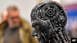 Metalna glava napravljena od motornih delova simbolizuje Veštačku inteligenciju, Esen, Nemačka, 29. novembar, 2019. (Foto: AP/Martin Meissner)