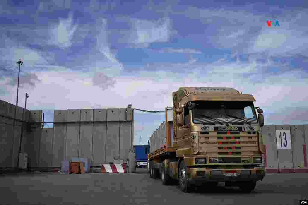 Un camión con ayuda humanitaria para Gaza entra a un área de estacionamiento en el cruce fronterizo de Kerem Shalom, en Israel.