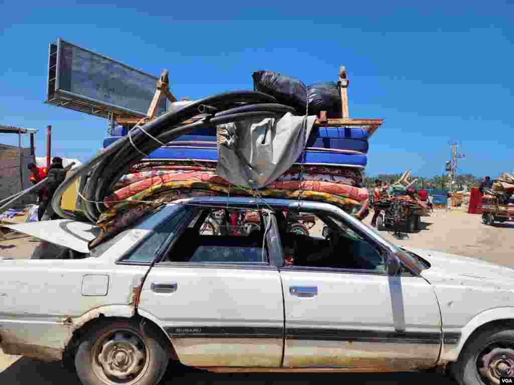  Shortages of cash and fuel in Gaza make it difficult for families to keep moving to escape the battles, May 13, 2024, in Khan Younis, Gaza. (VOA/Enas Tantesh) 