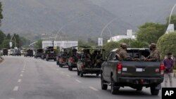 পাকিস্তানের ইসলামাবাদে পুলিশ এবং পাকিস্তানের প্রাক্তন প্রধানমন্ত্রী ইমরান খানের সমর্থকদের মধ্যে সংঘর্ষের পর নিরাপত্তা নিশ্চিত করার জন্য একটি রাস্তায় সেনাবাহিনীর টহল। ১১ মে, ২০২৩।