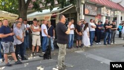 Protest ispred Skupštine opštine Loznica zbog najave da će na dnevni red biti stavljena izmena prostornog plana i omogući kopanje litijuma (foto: FoNet)