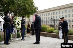 El Secretario de Defensa de los Estados Unidos, Lloyd J. Austin III, deposita una corona durante una ceremonia para conmemorar el 22º aniversario de los ataques del 11 de septiembre de 2001, en el Pentágono en Washington, EEUU, el 11 de septiembre de 2023.