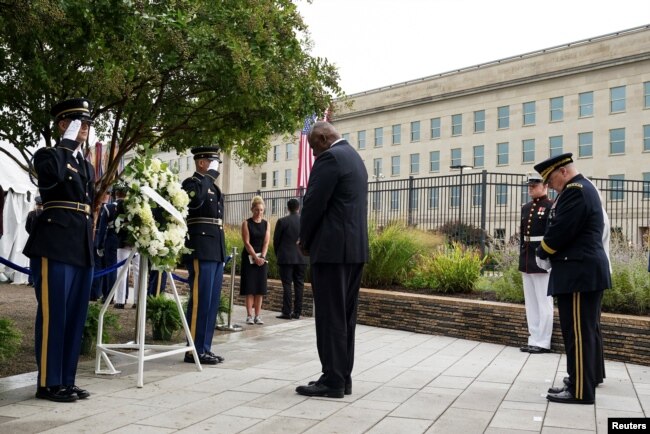 El Secretario de Defensa de los Estados Unidos, Lloyd J. Austin III, deposita una corona durante una ceremonia para conmemorar el 22º aniversario de los ataques del 11 de septiembre de 2001, en el Pentágono en Washington, EEUU, el 11 de septiembre de 2023. REUTERS/Kevin Lamarque