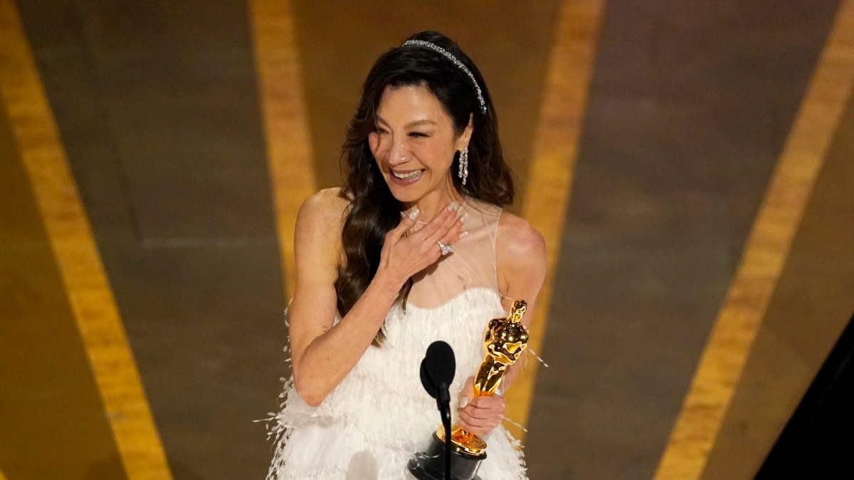 《瞬息全宇宙》横扫奥斯卡七项大奖，杨紫琼成为好莱坞首位亚裔影后，昔日越南难民捧走最佳男配角奖