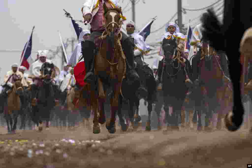 Jinetes a caballo, conocidos como &quot;huasos&quot;, participan en la celebración religiosa de Cuasimodo el primer domingo después de la Pascua, en Colina, Chile, el domingo 16 de abril de 2023. Los &quot;huasos&quot; acompañan a los sacerdotes a dar la comunión a los enfermos y participan en una procesión en homenaje a la Virgen del Carmen. Foto: Esteban Felix.