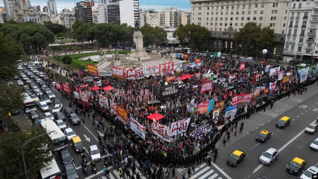 Pengunjuk rasa anti-pemerintah berkumpul di luar gedung Kongres saat anggota parlemen memperdebatkan rancangan undang-undang yang dipromosikan oleh Presiden Javier Milei di Buenos Aires, Argentina, Senin, 29 April 2024. (AP/Rodrigo Abd)