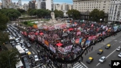 Pengunjuk rasa anti-pemerintah berkumpul di luar gedung Kongres saat anggota parlemen memperdebatkan rancangan undang-undang yang dipromosikan oleh Presiden Javier Milei di Buenos Aires, Argentina, Senin, 29 April 2024. (AP/Rodrigo Abd)