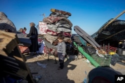 Desplazados palestinos llegan al centro de Gaza después de huir de la ciudad de Rafah, en el sur de Gaza, en Deir al-Balah, Franja de Gaza, el 8 de mayo de 2024.