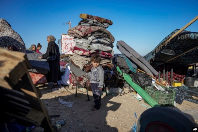 Desplazados palestinos llegan al centro de Gaza después de huir de la ciudad de Rafah, en el sur de Gaza, en Deir al-Balah, Franja de Gaza, el 8 de mayo de 2024.