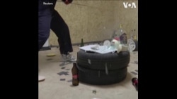 法国民众砸盘子、砸碗缓解压力 告别2023年 