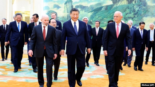 中国领导人习近平2024年3月27日在北京会见来访的美国商界学界领袖。