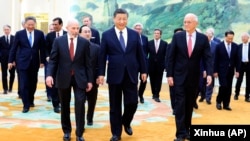 中国领导人习近平2024年3月27日在北京会见来访的美国商界学界领袖。
