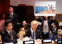 일본인 납북 피해자 요코타 메구미 씨의 동생인 요코타 타쿠야 씨(왼조)가 지난 2018년 5월 뉴욕 유엔본부에서 열린 납북 피해 관련 회의에서 발언하고 있다. 오른쪽은 벳쇼 고로 일본 대사.
