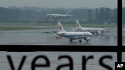 资料照 - 大雨中的北京国际机场。中国国际航空公司一架飞机正在降落，另外两架正在等待空管的调度准备起飞。（本照片中的中国国航飞机与新加坡樟宜机场紧急降落的飞机无关。）