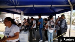 베네수엘라 유권자들이 대통령 선거 투표에 필요한 등록을 위해 줄을 서있다. (자료사진)