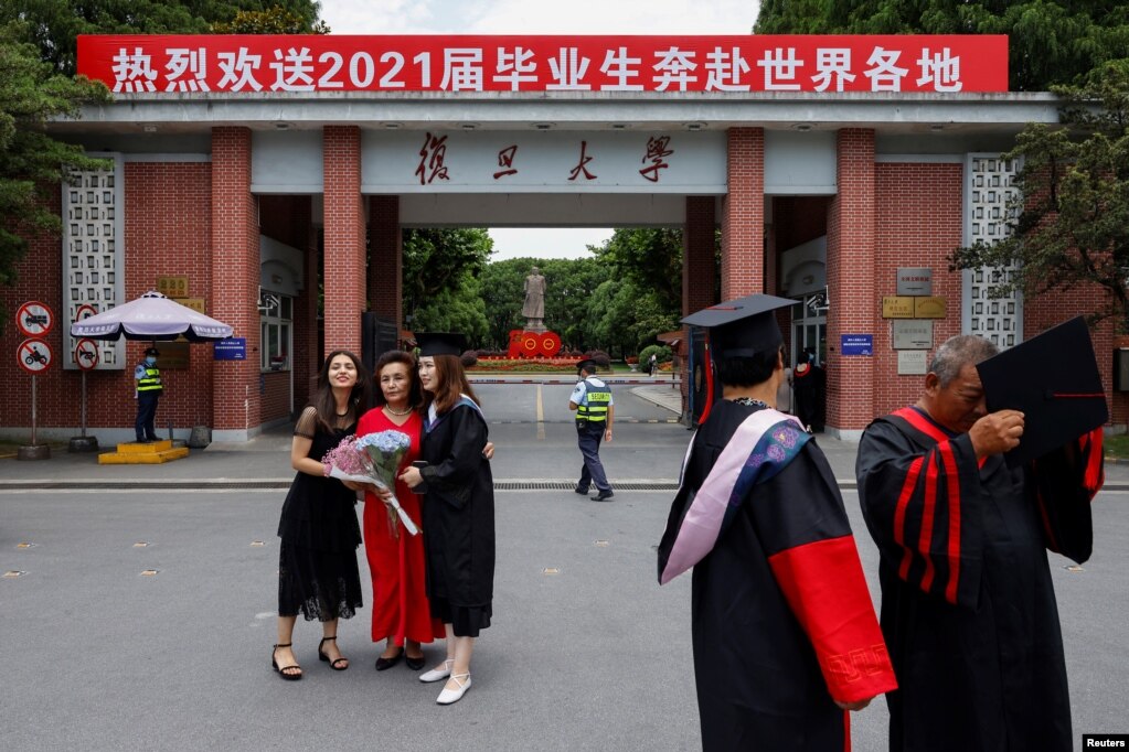 资料照：上海复旦大学学生在校门拍摄毕业照。（2021年6月25日）(photo:VOA)
