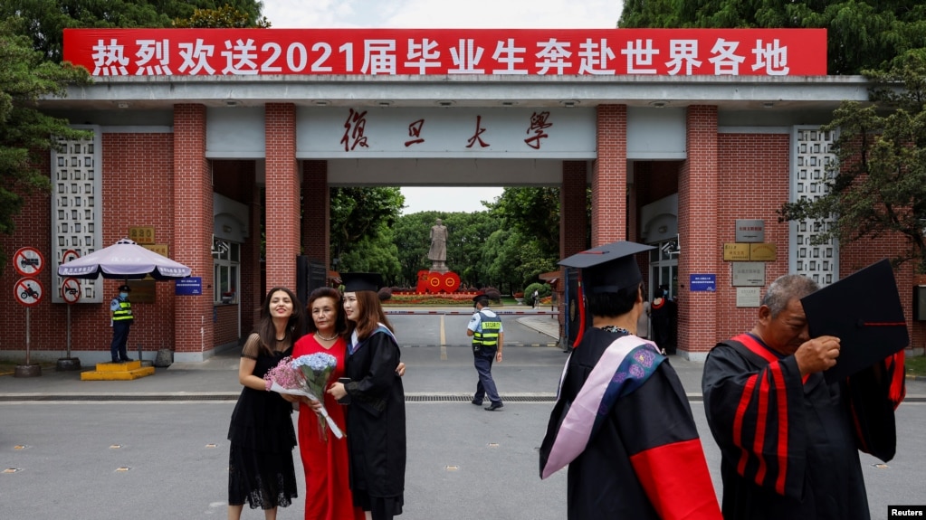 资料照：上海复旦大学学生在校门拍摄毕业照。（2021年6月25日）(photo:VOA)