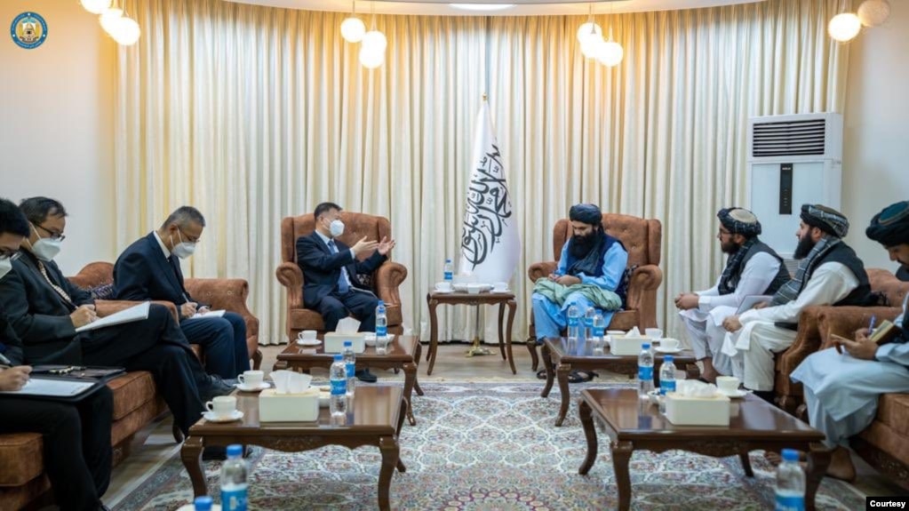 2023年5月23 日，中国驻阿富汗大使王愚（中左）在喀布尔会见塔利班内政部长西拉杰丁·哈卡尼。（照片来自阿富汗内政部）(photo:VOA)