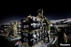 Bantuan militer AS untuk Ukraina berupa rudal anti-tank Javelin di Bandara Internasional Boryspil di luar Kyiv, Ukraina 10 Februari 2022. (Foto: REUTERS/Valentyn Ogirenko)