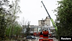 Uništena zgrada tokom ruskog raketnog napada, u Černihivu, Ukrajina, 17. april 2024. (Foto: REUTERS/Valentyn Ogirenko)