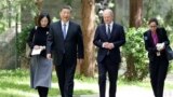 中國領導人習近平與德國總理朔爾茨在北京並肩行走。（2024年4月16日）