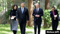 中国领导人习近平与德国总理朔尔茨在北京并肩行走。（2024年4月16日）