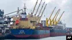 Arhiva - Teretni brod prvezan u luci u Mombasu, Kenija, u subotu, 26. novembra 2022, sa 53.300 tona pšenice nabavljene u okviru Crnomorske inicijative za žito. 