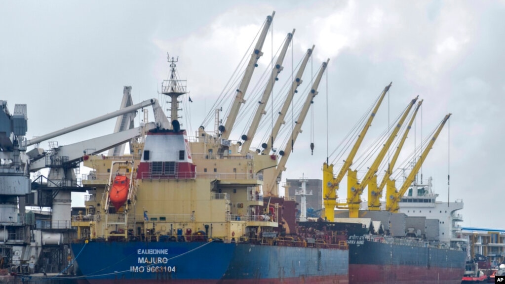 资料照 - Eaubonne 散货船2022年11月26日星期六装载53300吨按照黑海谷物倡议收购的小麦停靠在肯尼亚蒙巴萨港。(photo:VOA)