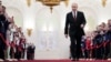 7일 블라디미르 푸틴 러시아 대통령이 러시아 크렘린궁에서 대통령 취임식을 위해 입장 후 단상으로 걸어올라가는 모습.