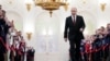 俄罗斯总统普京走入在莫斯科克里姆林宫举行的他就职第五任总统任期的典礼会场。（2024年5月7日）