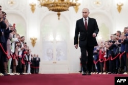 지난달 7일 5연임에 성공한 블라디미르 푸틴 러시아 대통령이 러시아 크렘린궁에서 대통령 취임식 행사 도중 단상으로 걸어올라가는 모습.
