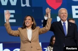 El presidente de Estados Unidos, Joe Biden, y la candidata presidencial demócrata y vicepresidenta de Estados Unidos, Kamala Harris, reaccionan en el escenario de la Convención Nacional Demócrata (DNC) en Chicago, Illinois, Estados Unidos, el 19 de agosto de 2024.