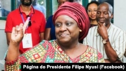 Isaura Nyusi, esposa de Filipe Nyusi, vota nas eleções gerais, 10 outubro 2018, Moçambique