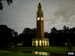 北卡罗莱纳大学教堂山分校的钟楼。(2023年8月29日)