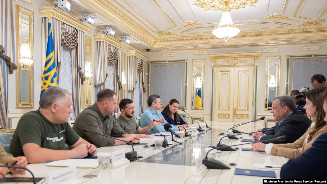 Президент Украины Владимир Зеленский и кандидат в президенты США республиканец Крис Кристи на встрече в Киеве. Украина. 4 августа 2023 года. 