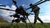 一名乌克兰军人在飞近前线之前检查与美国援助的“吸血鬼”攻击无人机的连接