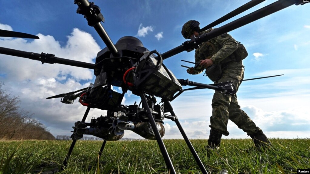 一名乌克兰军人在飞近前线之前检查与“吸血鬼”攻击无人机的连接