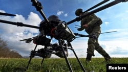 一名乌克兰军人在飞近前线之前检查与美国援助的“吸血鬼”攻击无人机的连接