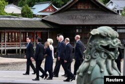 在日本广岛参加G7峰会的领导人参观日本古迹严岛神社。（2023年5月19日）