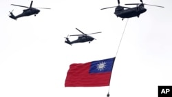 Máy bay trực thăng mang theo quốc kỳ Đài Loan trong lễ nhậm chức của Tổng thống Đài Loan Lại Thanh Đức tại Đài Bắc, hôm 20/5.