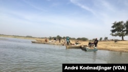 Des pirogue comme moyen de déplacement au Tchad en cette période d'inondation (VOA/André Kodmadjingar).