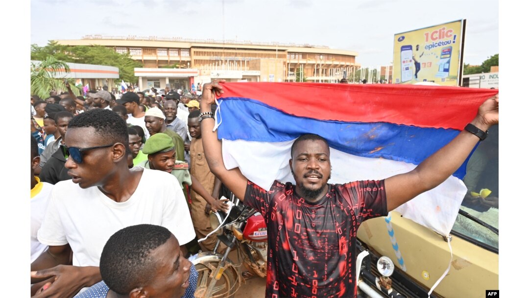 Pristalica Nacionalnog saveta Nigera za odbranu otadžbine maše zastavom Rusije (okrenutom naopako), tokom demonstracija u Nijameju, 6. avgsuta 2023. Hiljade pripadnika vojne hunte okupilo se na stadionu u Nimajemu u nedelju, kada je isticao rok zapadnoafričkog regionalnog bloka ECOWAS za vraćanje svrgnutog predsednika Mohameda Bazouma na vlast.