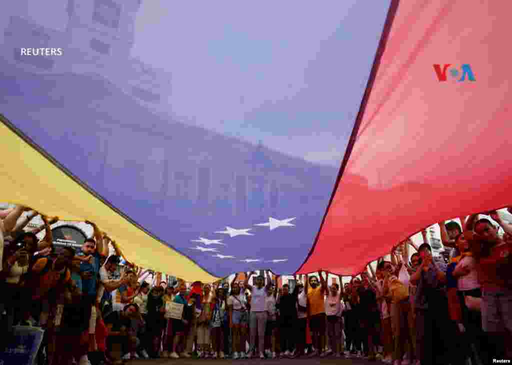 Venezolanos residentes en España participan en una protesta en desacuerdo con los resultados de las elecciones en Venezuela, en Madrid, España.