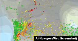 Скриншот со страницы сервиса AirNow.gov (участок севера США и юга Канады). Красным и фиолетовым цветом выделены зоны «нездорового» и «очень нездорового» качества воздуха.