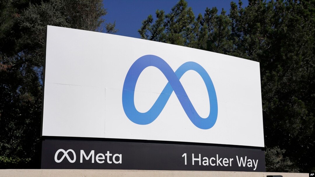 Ariva - Logo kompanije Meta ispred njenog sedišta, u Menlo Parku, Kalifornija, 28. oktobra 2021.