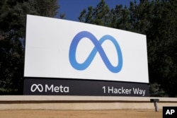 Arhiva - Logo kompanije Meta ispred sedišta u Menlo Parku, Kalifornija, 28. oktobrar 2021.