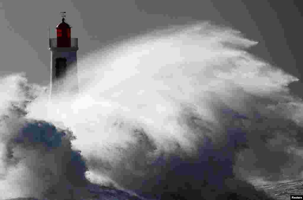 Ombak menerjang mercu suar saat Badai Nelson melanda Les&nbsp;Sables d&#39;Olonne. Prancis, Kamis, 28 Maret 2024. (Foto: Stephane Mahe/Reuters)