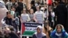 Ortodoksni Jevreji drže plakat koji pokazuje solidarnost s Palestincima dok se okupljaju ispred kampusa Univerziteta Columbia 26. aprila 2024.
